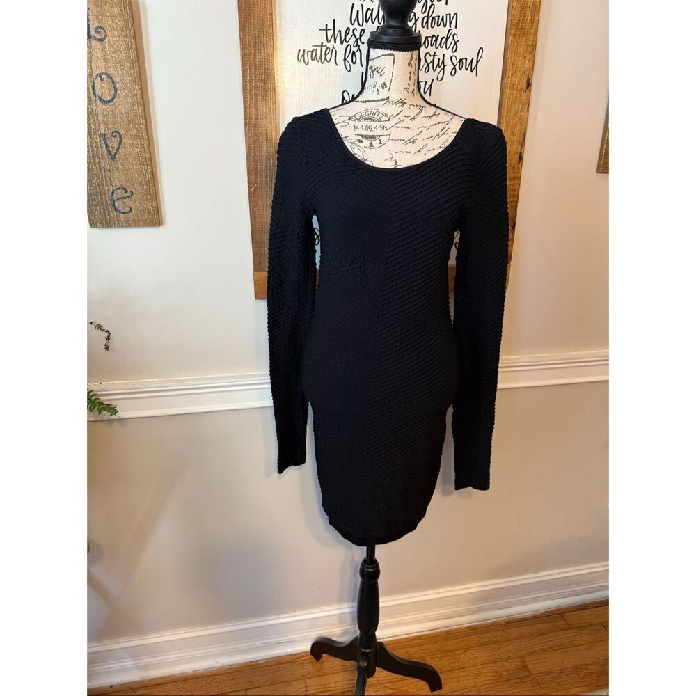 BCBGeneration Women's Scoop Neck Textured Long Sleeve Bodycon Dress Black M/L
